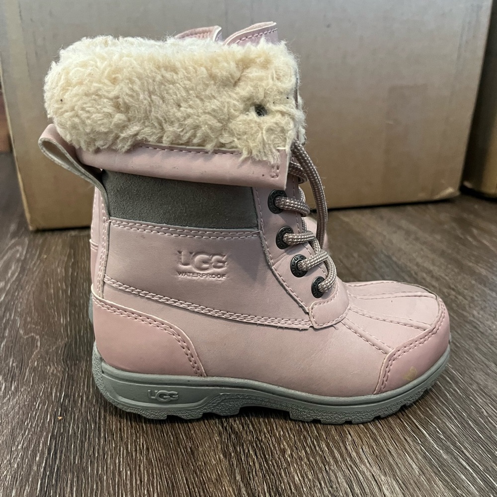 UGG Kids Butte CWR II Light Pink Boots Shearling lined size 11